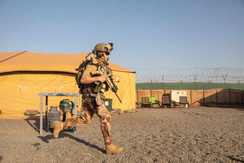 Vakt- og sikringssoldat løper til post under øvelse i Camp Bifrost, Bamako, Mali. *** Local Caption *** Soldier runs to post during exercise in Camp Bifrost, Bamako, Mali.